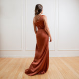 Vestido Longo em Cetim com Super Fenda e Detalhes Assimétricos – REF: EG15